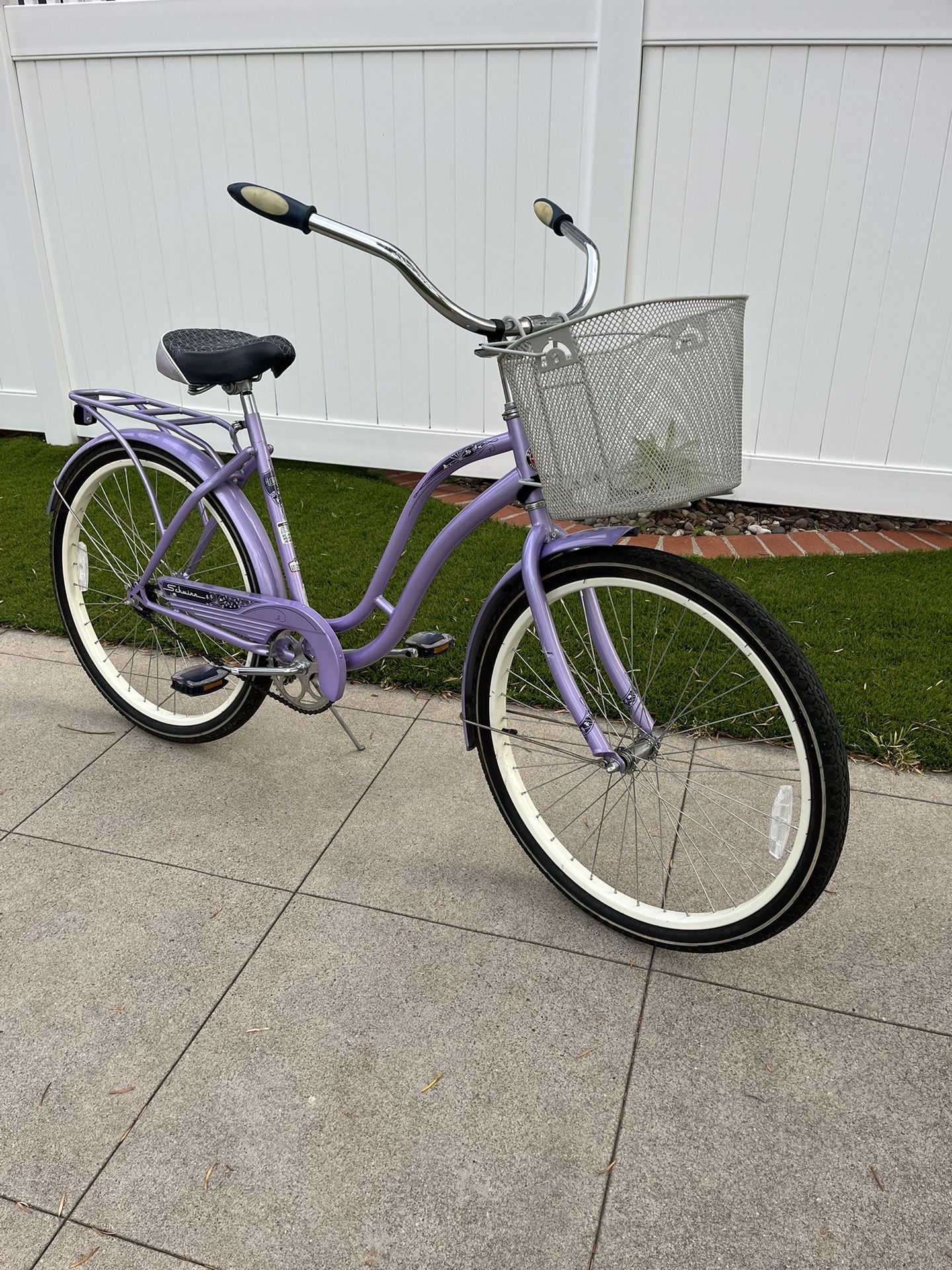 Schwinn “Huntington Beach “ 26 Inch Beach Cruiser w / Basket for
