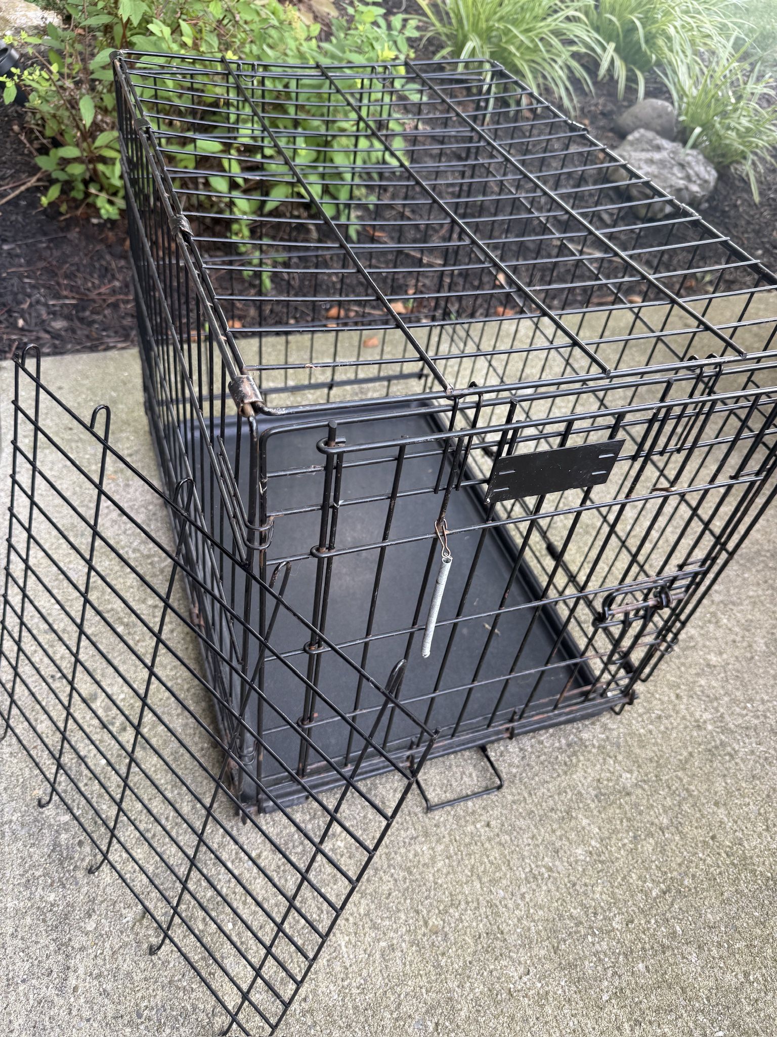 Small 23x20x17” Collapsable Dog Crate with tray in good shape! 