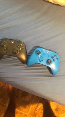 2 Xbox controllers