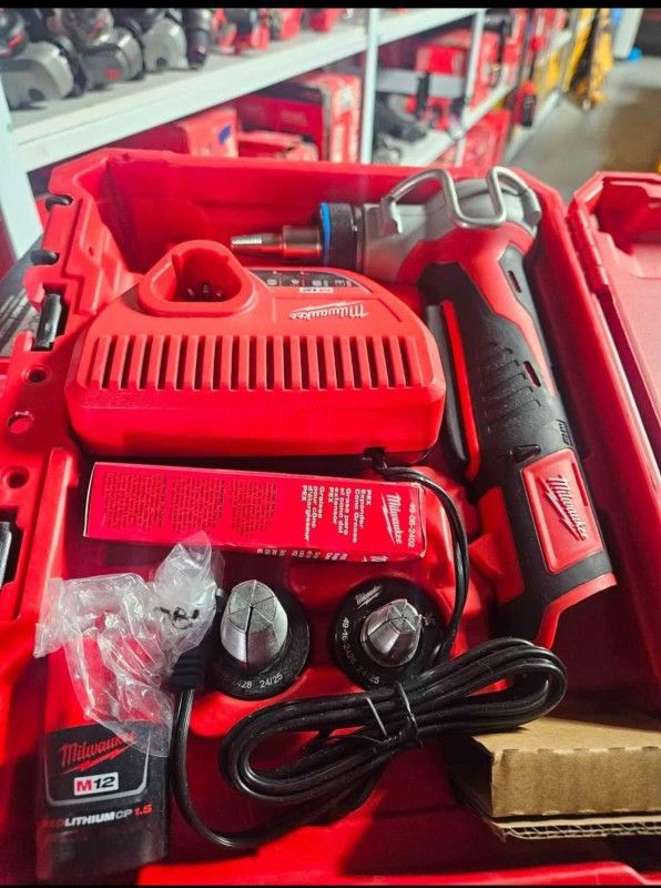 MILWUAKEE M12 CORDLES EXPANSION TOOL KIT BATTERY AND CHARGER NEW
