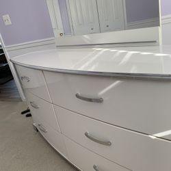 Dresser With Mirror 