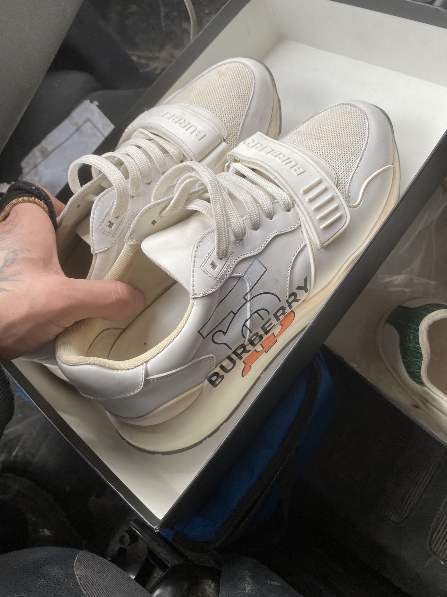 50$ Burberry 9.5 Women’s 30$ Gucci Shoes 10 Womens