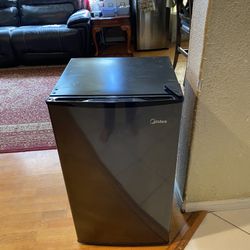 Midea  Mini Fridge 