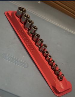 Snap-on Tools 13 pc Combination Drive TORX® Shallow Socket Set (E4-E24) • Includes (6) 1/4" drive (E4-E10), (3) 3/8" drive (E11-E14) and (4) 1/2" driv