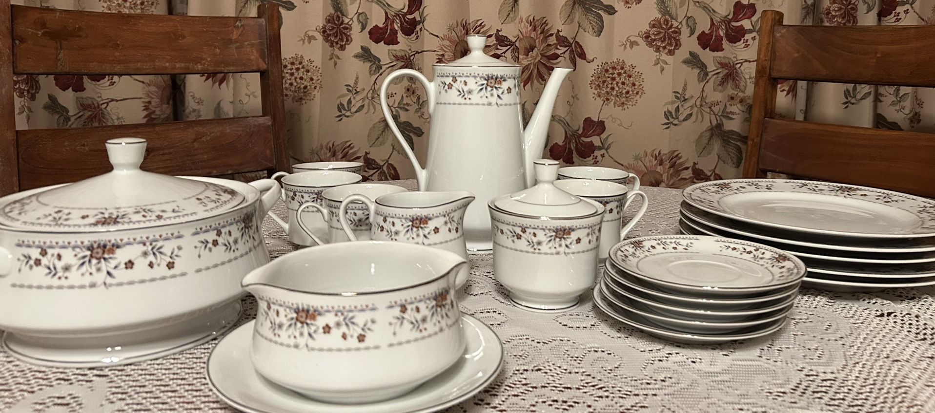 Vintage Bundle: 23-piece fine porcelain china set “Claremont” 