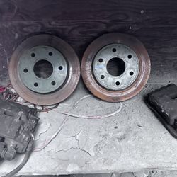 2003 Chevy Tahoe Front disc Calipers And Brakes 