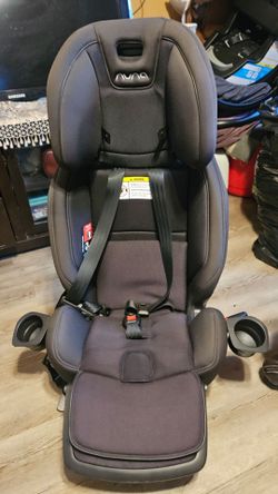 silla de auto Nuna EXEC All-in-One de color negro con portavasos integrados