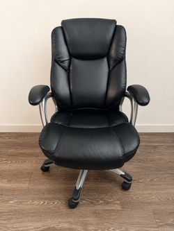 Black Leather Executive Office Chair – Comfortable & Adjustable