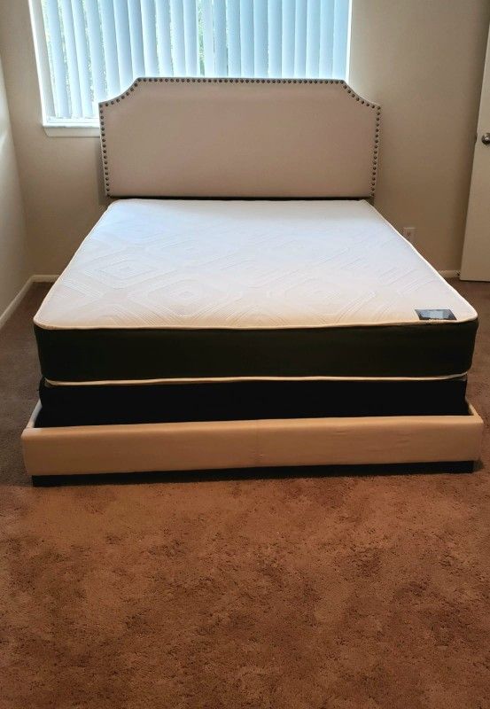 NEW Queen MATTRESS and BOX SPRING. Bed frame not included👍