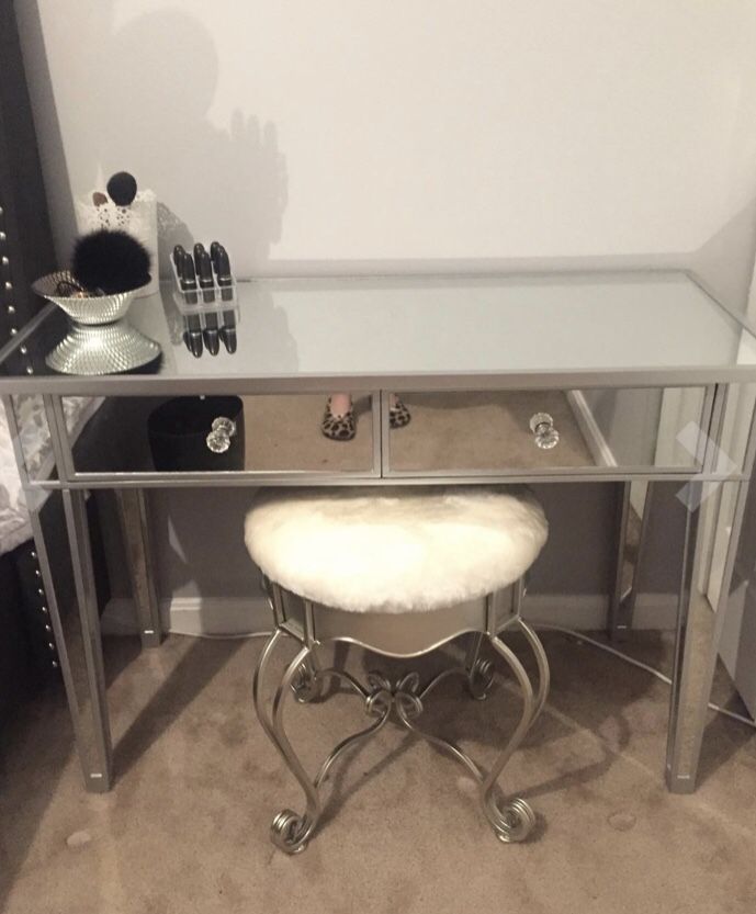 Mirror vanity with 2 drawers