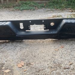 Bumper de Chevy Silverado  2022……… le queda  1500 y 2500  tiene un golpe se puede reparar $$180