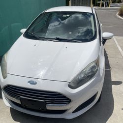 2015 Ford fiesta White 4D sedan 