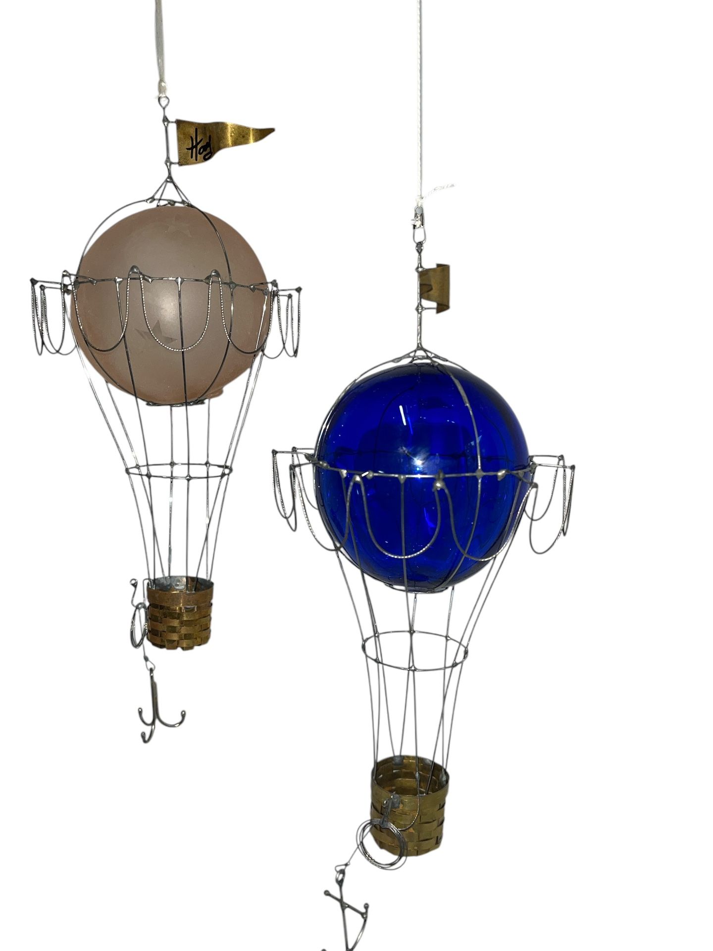2 Wired sculpture of air balloons by Ken Hay