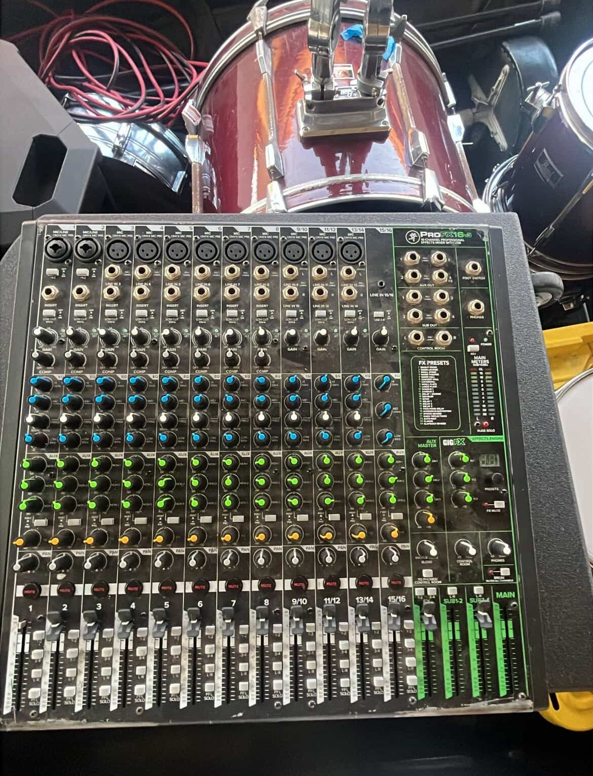 Mackie 16 channel fx mixer