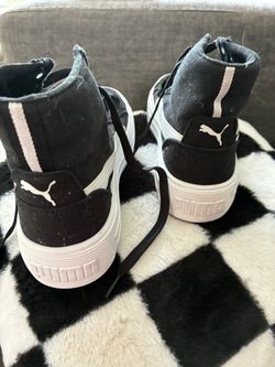 Woman’s PUMA tennis shoes