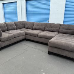 Charcoal Gray Sectional Couch 🚛🚚 Free Delivery 🚛🚚