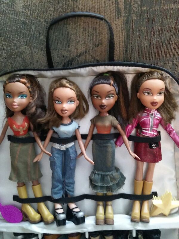 Bratz dolls 4 boys - 4 girls 2003 and Carring. Case great CONDITION All 100.00