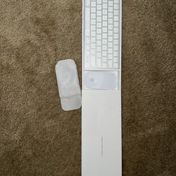 ***BRAND NEW NEVER USED APPLE MAGIC KEYBOARD AND MOUSE***