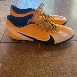 Nike soccer cleats size 7