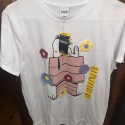 New w/tags PEANUTS Snoopy Character Tee w/ Crochet Flowers