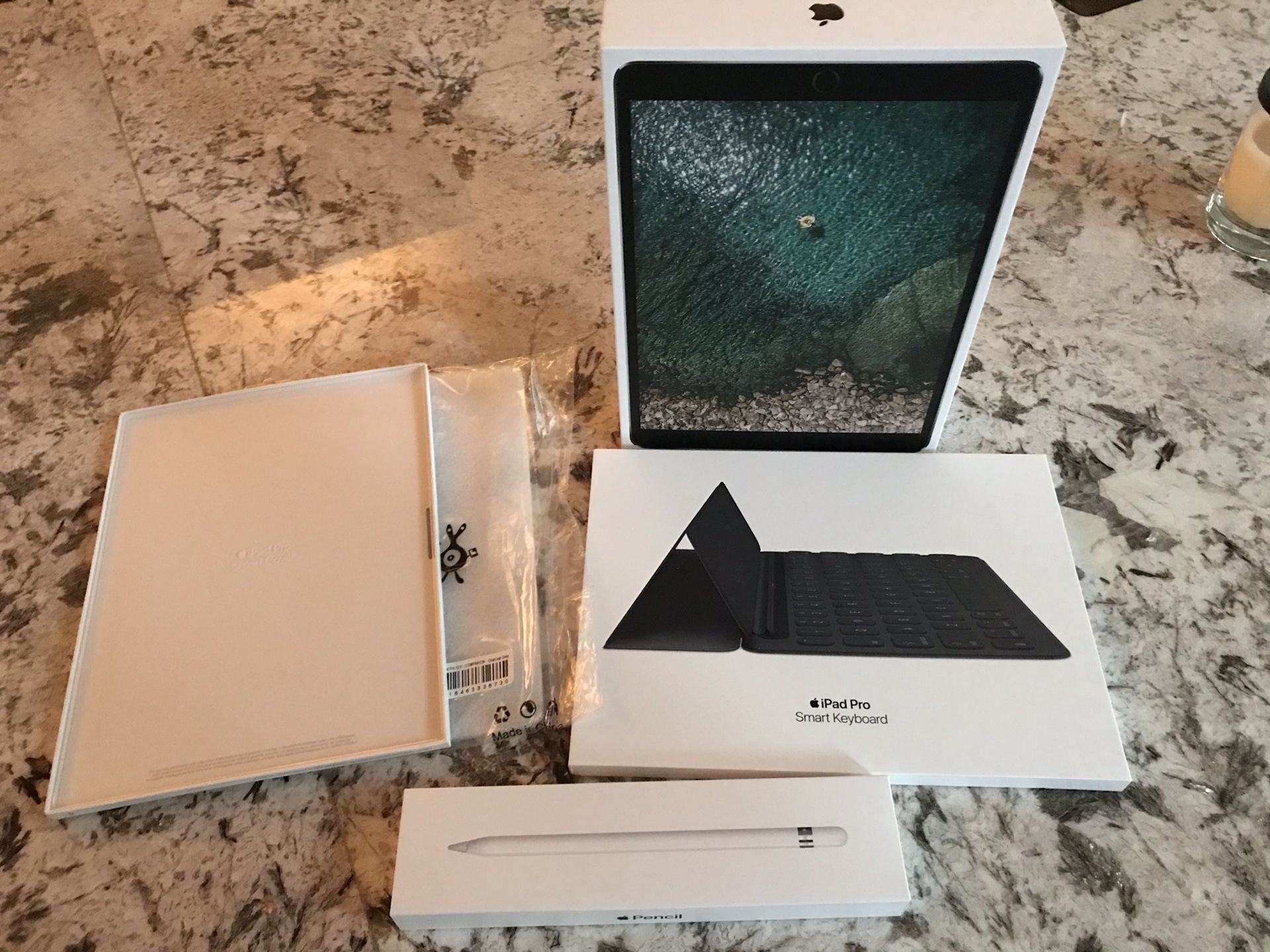 iPad Pro 10.5” 256GB WiFi Space Gray with Accessories