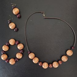 Set Of Necklace, Earings And Bracelet. 