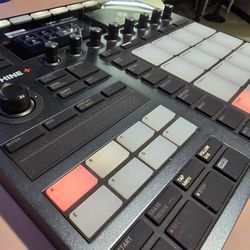 ( Near MINT) Maschine+ Plus Audio Interface w/MIDI and USB Ports
