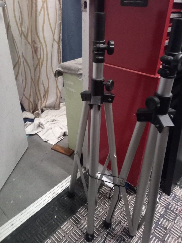 Speaker Tripod Yeah