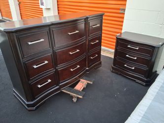 King Sz Bedroom Set With Boxspring good condition