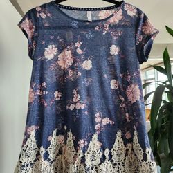 $10 Size MEDIUM Xhiliration Floral Print. Short Sleeve Lac Scoop Neck Top. Navy Rose