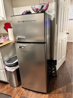 Frigidaire 7.5 CU FT - Mini Fridge