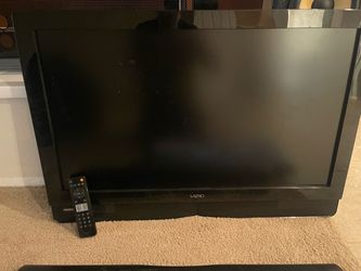Vizio TV wall mount and extra long speaker TV and speaker has remote