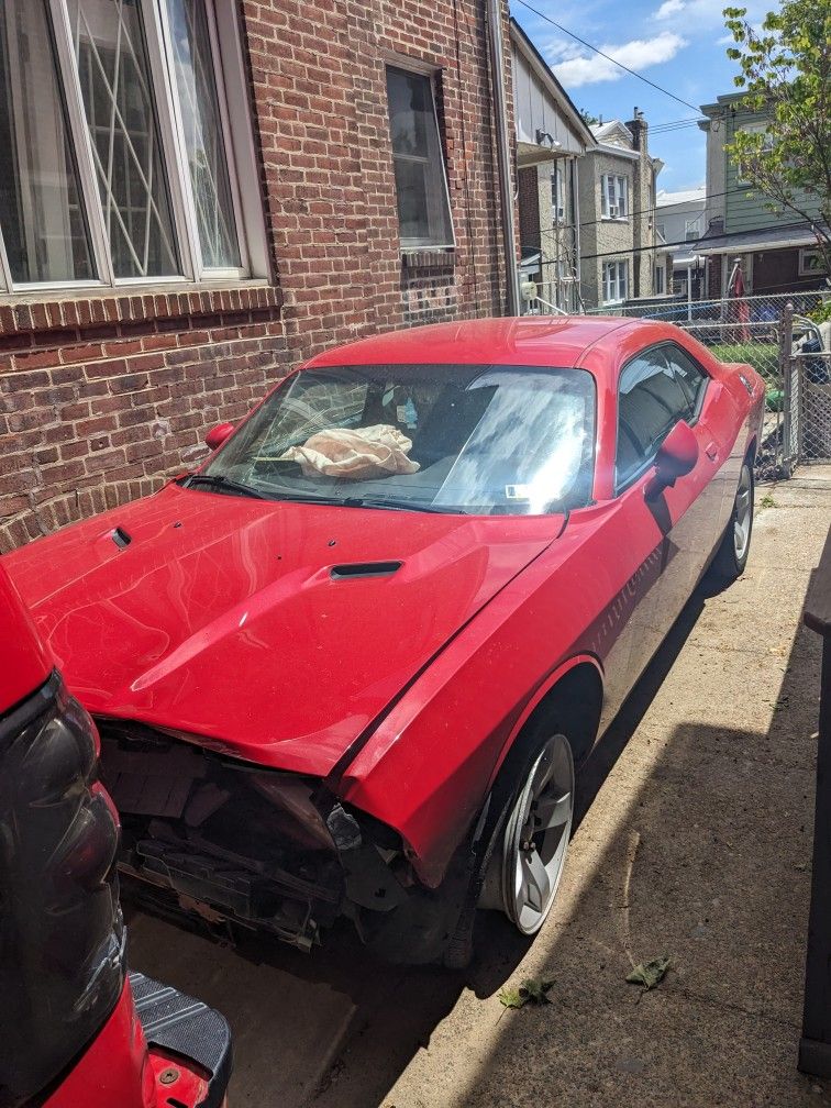 2013 Dodge Challenger Parts Out