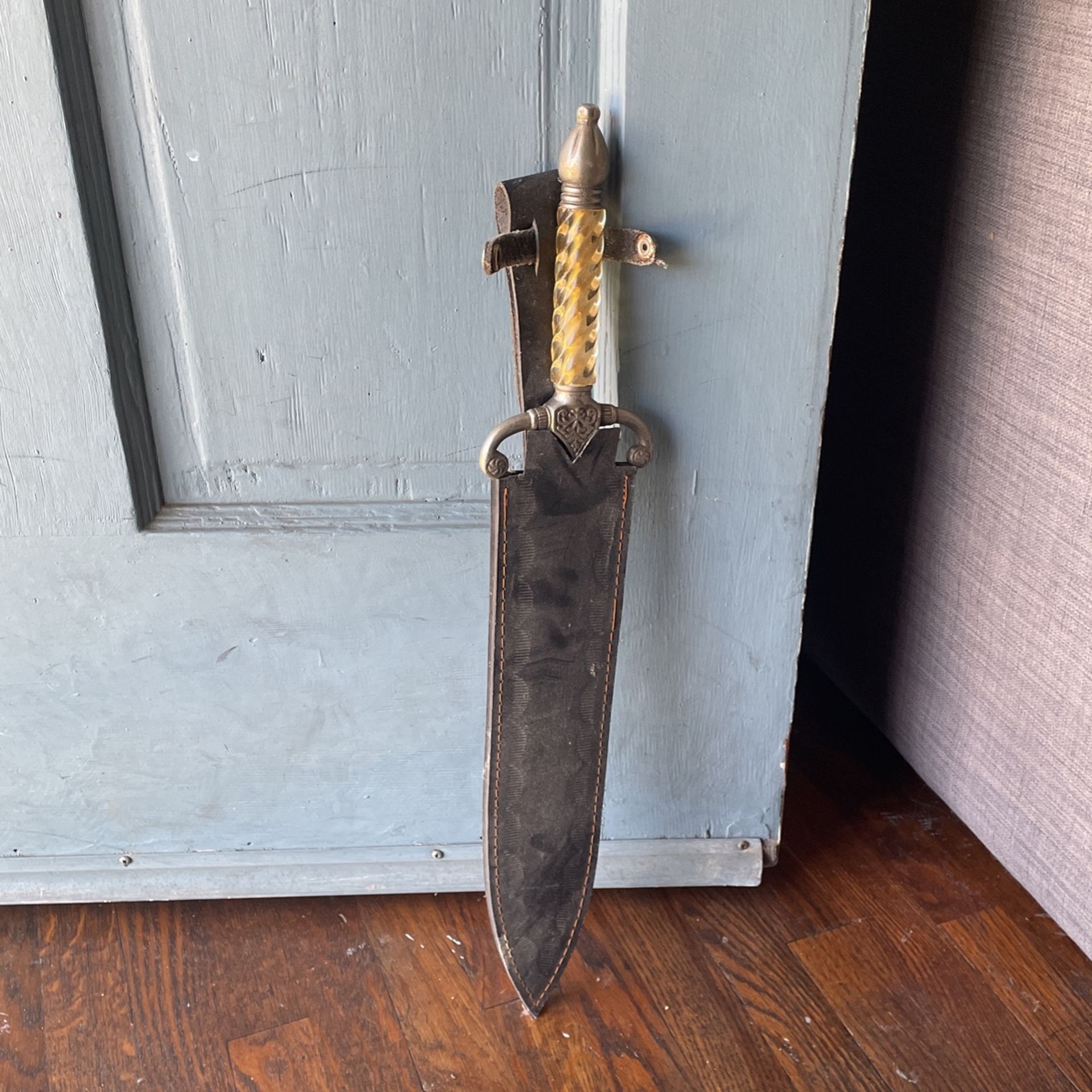 Coyote Cutlery Leaf Blade Short sword Curved Guard