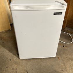 Magic chef 2.6 cu. ft. Mini Fridge White, ENERGY STAR