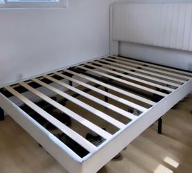 Full size bed in White