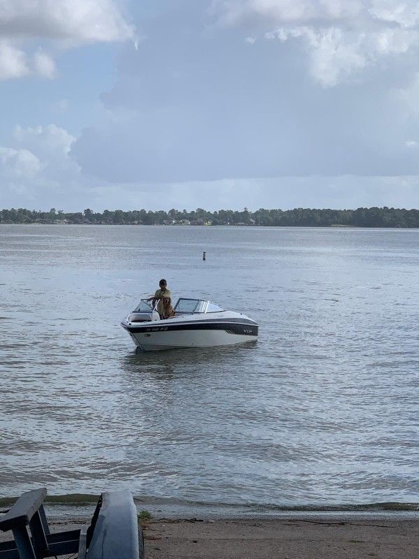 2001 Vip Boat.  V8  Mercruiser  Engine 