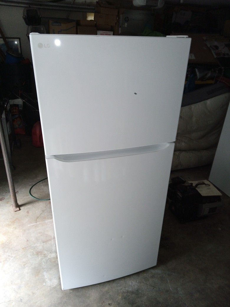 1 Yr Old LG White 20.0 Cu Ft Fridge/Freezer