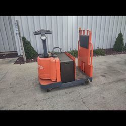 FOR SALE A TOYOTA 7TB50 ELECTRIC TUGGER, SERIAL 32468, 24V USED BATTERY.  FORKLIFT