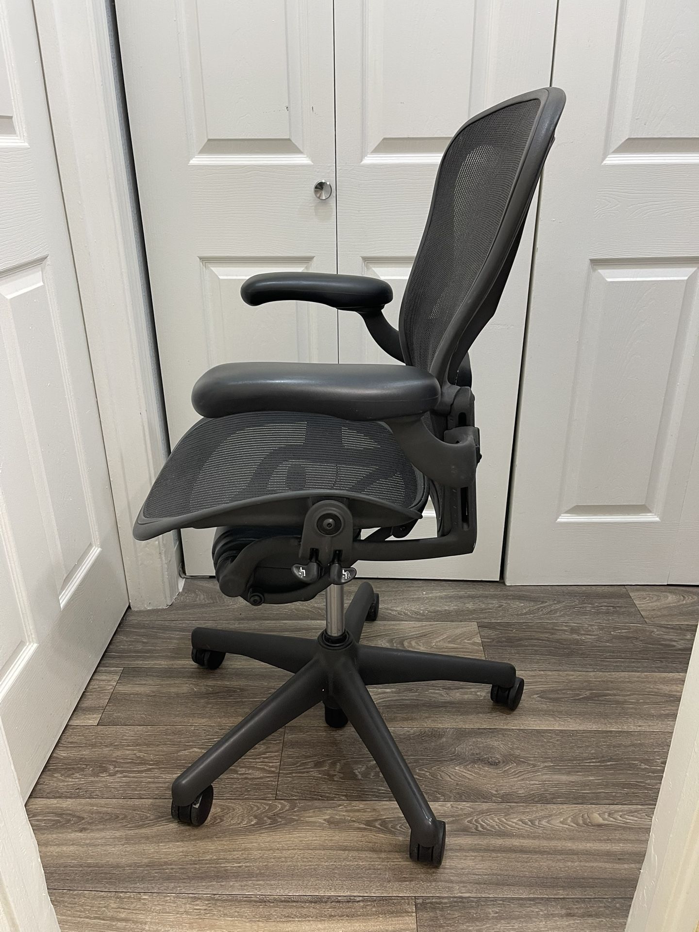 Herman Miller Aeron Office Chair ( SIZE B ) FULLY ADJUSTABLE !!