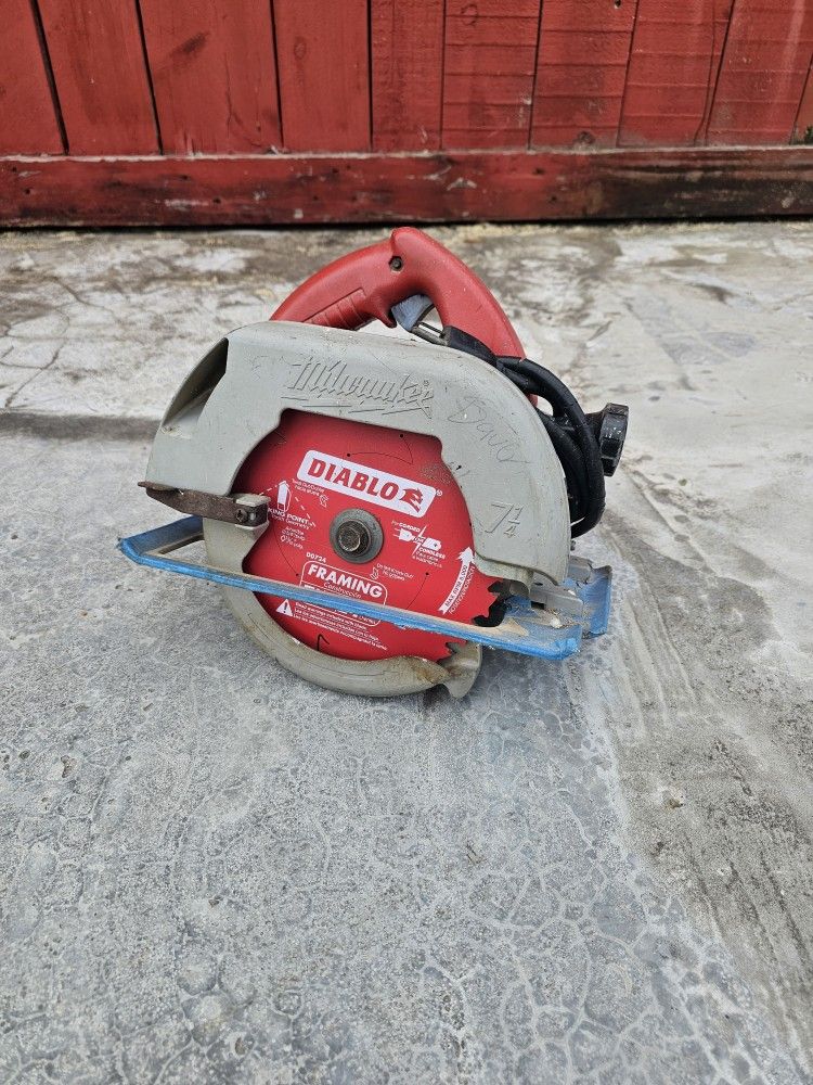 Milwaukee 7 1/4" 15 amp circular saw