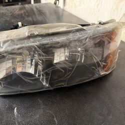 99-07 GMC Sierra Drivers Side Headlight NOS