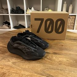 Yeezy hotsell 700v3 black