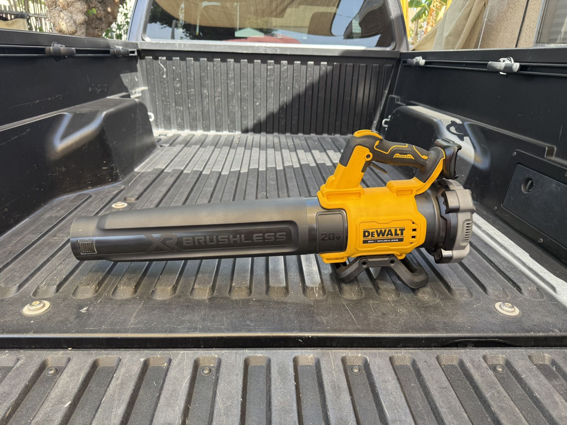 DEWALT 20V MAX 125 MPH 450 CFM Brushless Cordless Handheld Leaf Blower (Tool Only)