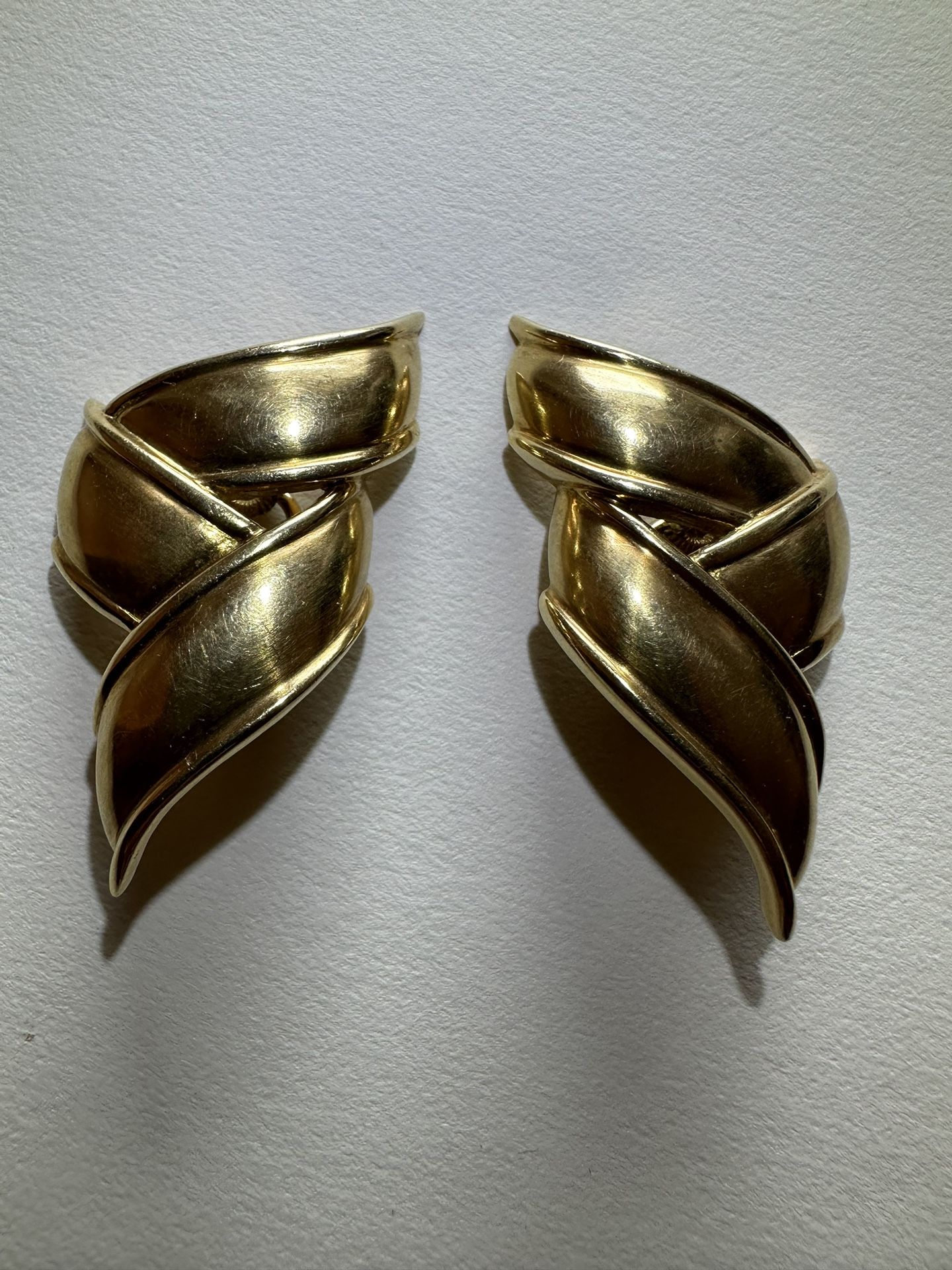 Tiffany co 18karat Gold Earrings…..NOT EXCEPTING OFFERS …..FINAL PRICE …..NOT NOGOTIABLE