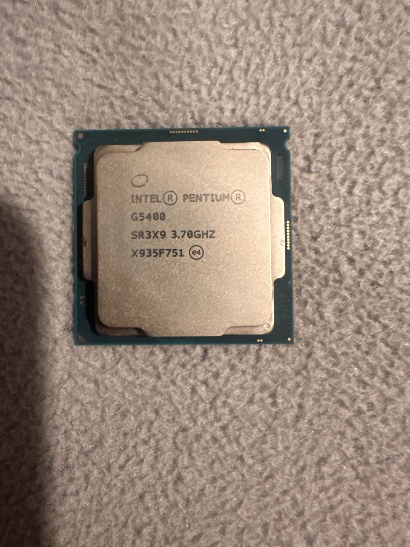 Intel Pentium G5400 3.7GHz CPU w/ Stock Intel Cooler (LGA 1151)