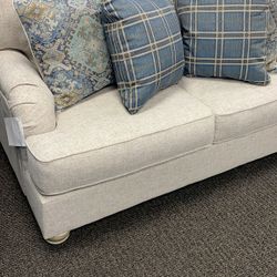 Traemore Linen Loveseat

👈Financing Available Only $10 Down Payment🥳