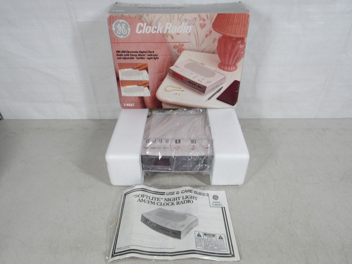 GE Alarm Clock AM/FM Radio 7-4657 Softlite Night Light New Open Box
.