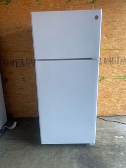 2020 GE Fridge — DELIVERY AVAILABLE