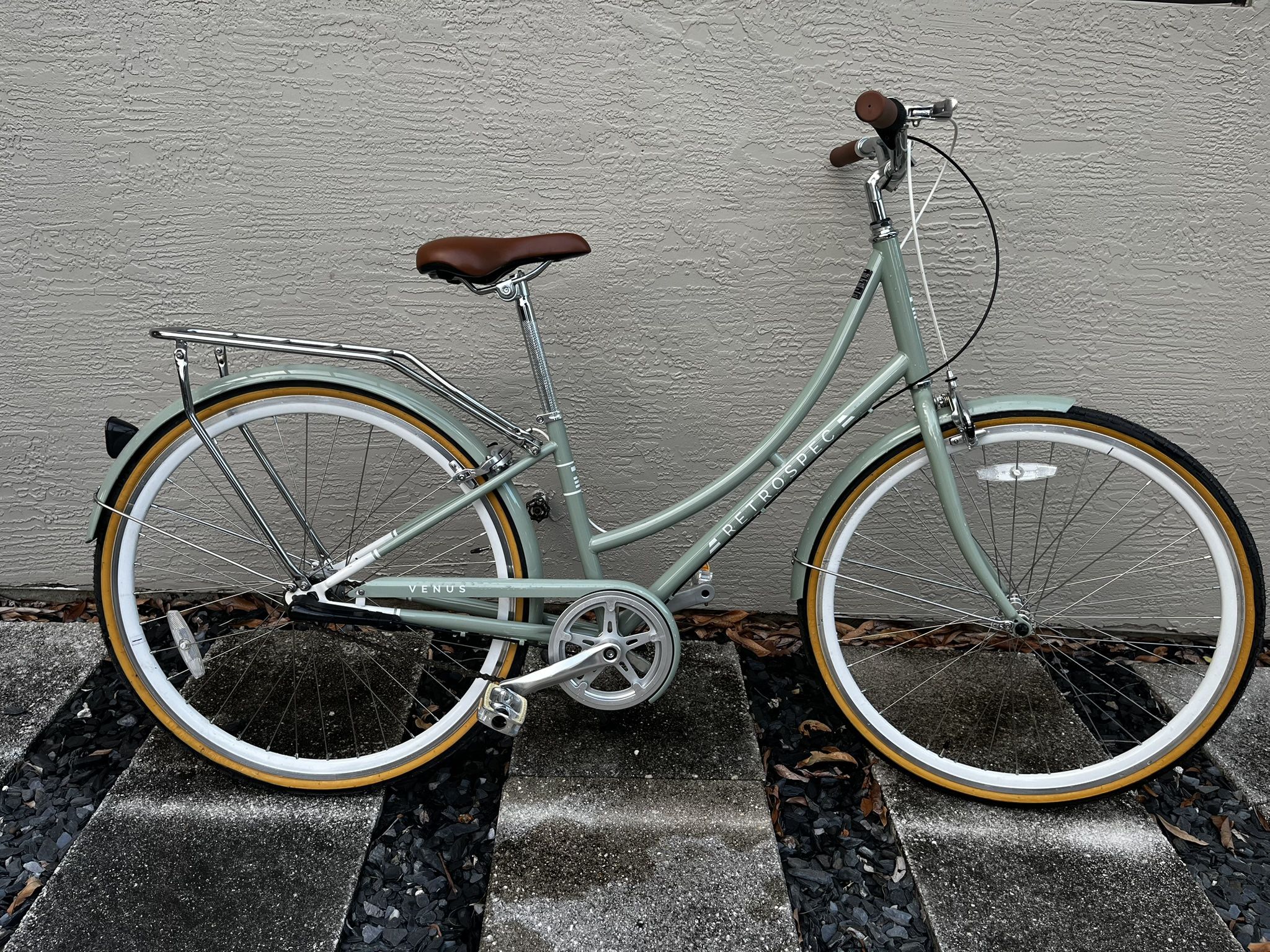 Low Miles Retrospec Venus 3 Speed Town Bike